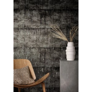 Marburg Vliestapete Natural Opulence in Betonoptik Schwarz-Grau mit Stuhl und Deko.