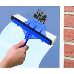 Wenko Teleskop Fensterwischer Maxi Grau in Nutzung, reinigt Fenster von Schmutz.