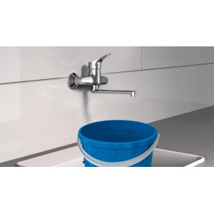 Schütte Wand-Spültischarmatur Attica Chrom über blauem Eimer an Spüle.