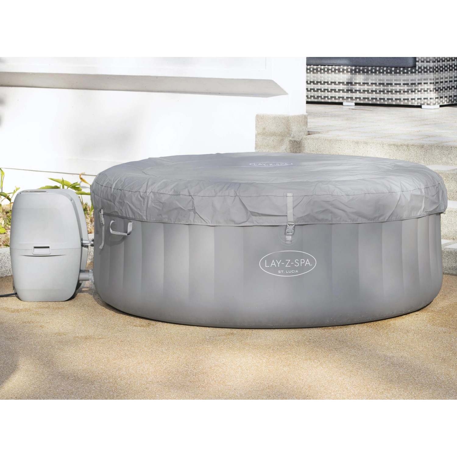 Bestway Lay-Z-Spa St. Lucia AirJet, aufblasbarer grauer Whirlpool mit Abdeckung und Pumpe.