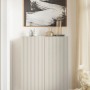 Selsey Highboard Veldio 90 cm, greige mit Lamellenfront und goldenen Beinen in modernem Wohnzimmer.
