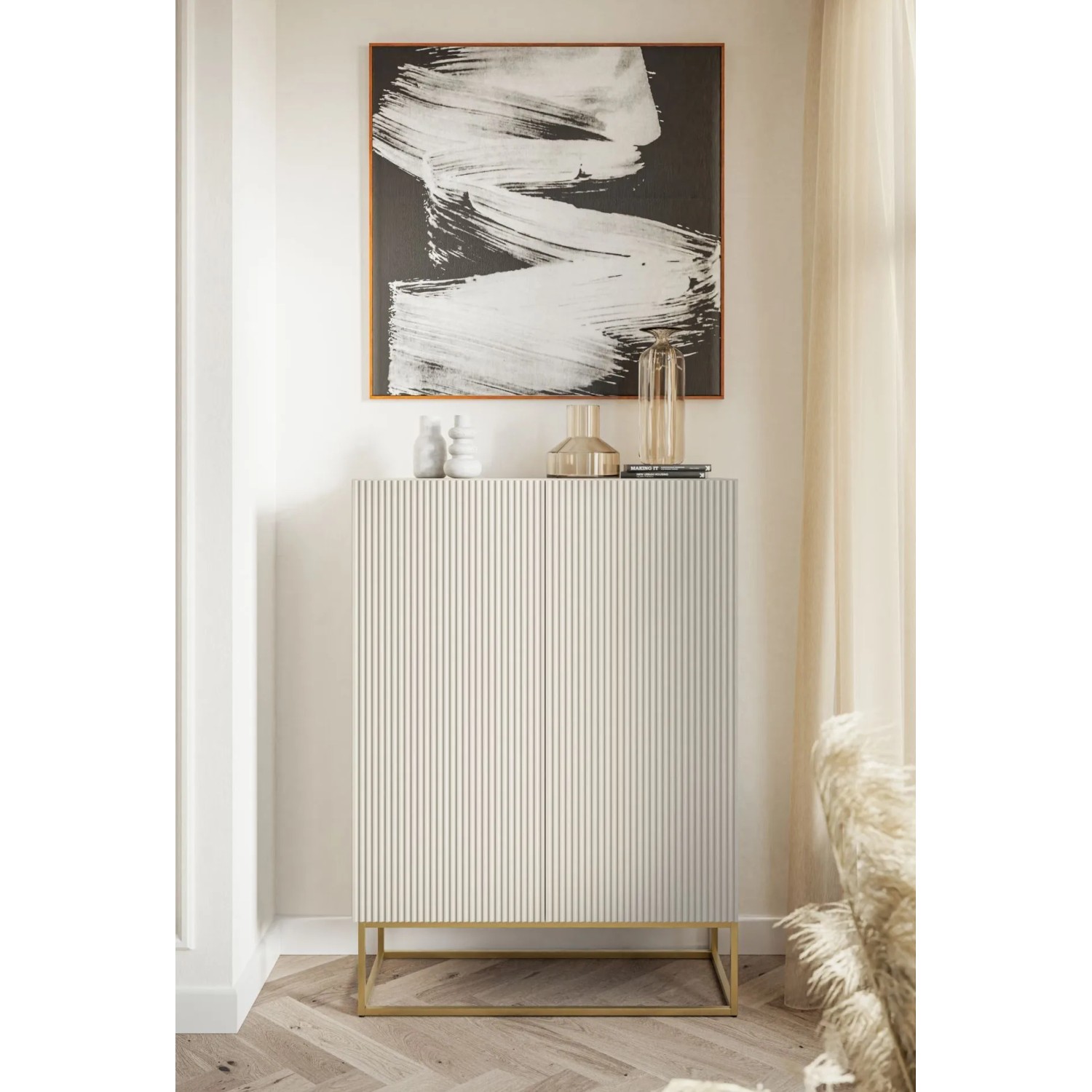 Selsey Highboard Veldio 90 cm, greige mit Lamellenfront und goldenen Beinen in modernem Wohnzimmer.