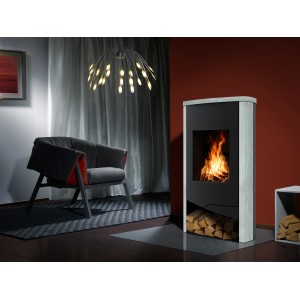 Wamsler Nevada Kaminofen mit Speckstein Verkleidung, schwarz, 5 kW, mit Holzscheiten im Brennraum.