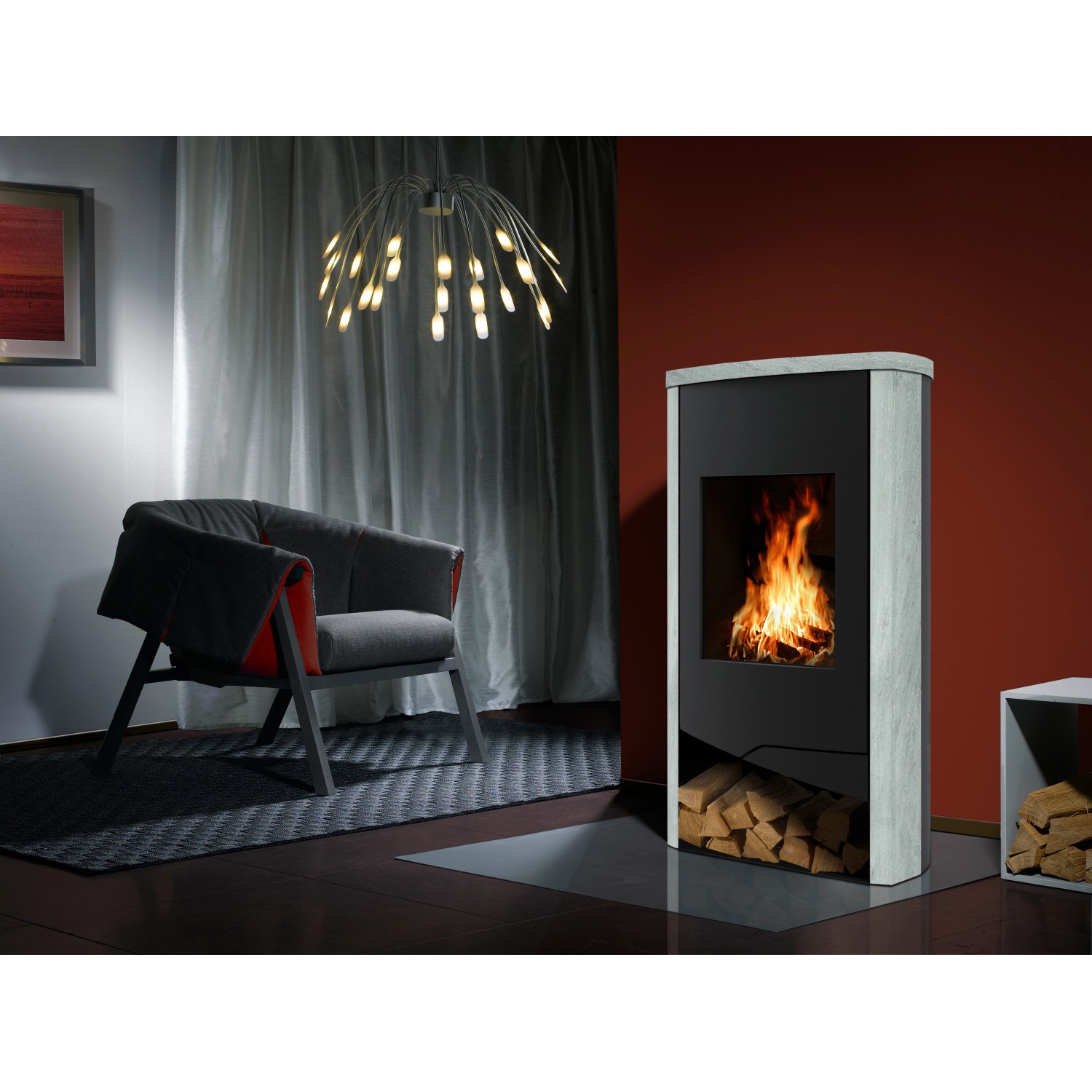 Wamsler Nevada Kaminofen mit Speckstein Verkleidung, schwarz, 5 kW, mit Holzscheiten im Brennraum.