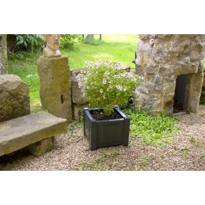 Quadratischer, anthrazitfarbener KHW Pflanzkasten mit Bepflanzung im Garten.