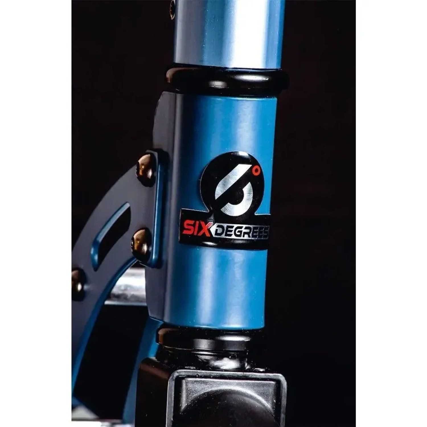 Blauer Six Degrees Aluminium Scooter mit Logo, Klappmechanismus. Höhenverstellbarer Roller, GS-geprüft, für Sport & Fitness.