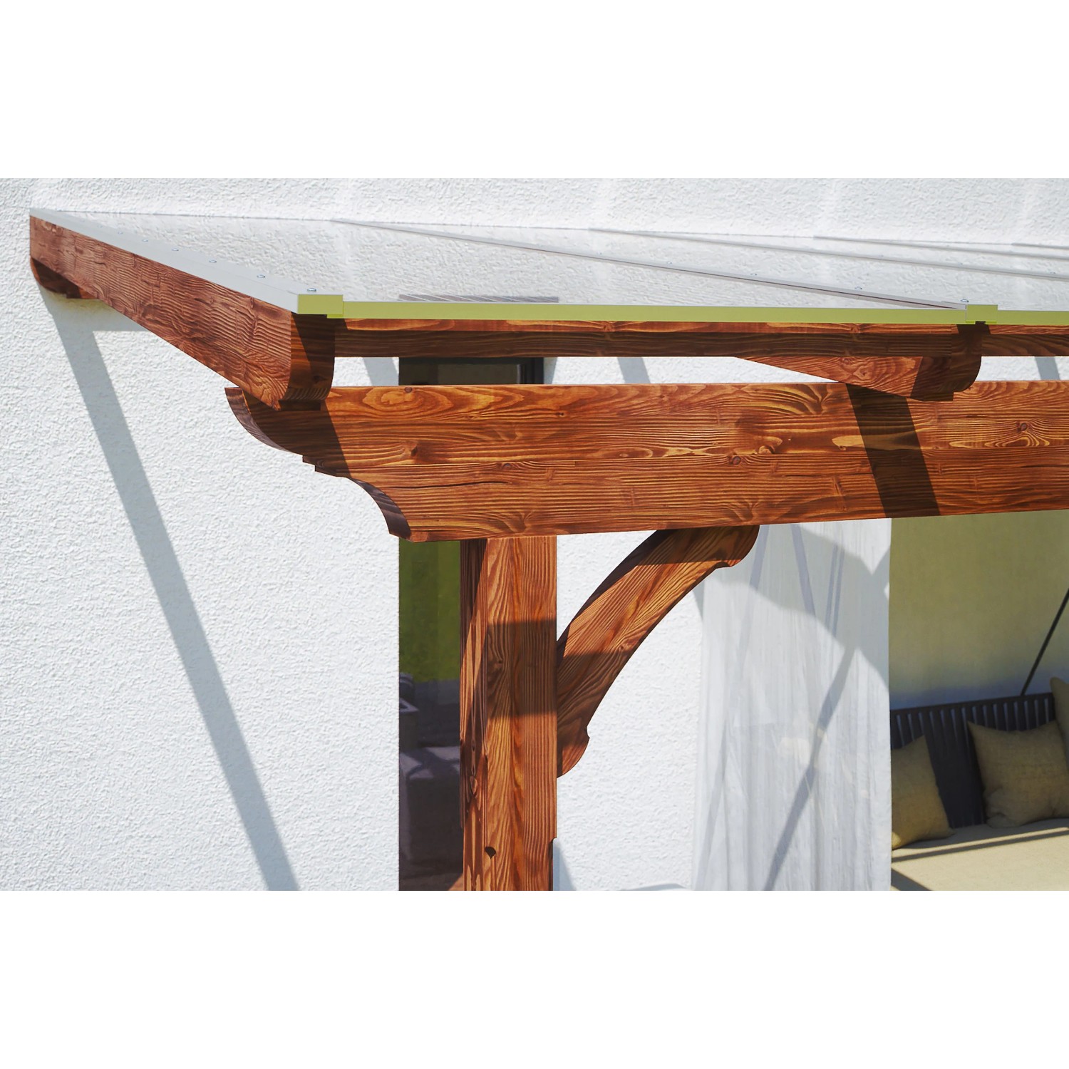 Detailansicht der Skan Holz Terrassenüberdachung Ravenna aus Douglasie in Nussbaum mit klarer Doppelstegplatte.