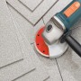 LUX Diamant-Trennscheibe 125 mm mit Winkelschleifer beim Fliesenschneiden.