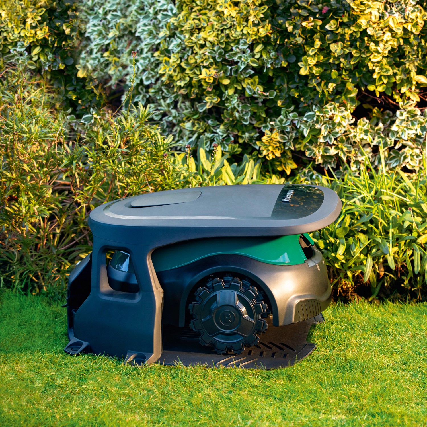 Robomow RoboHome Mähroboter-Garage für RT-Modelle im Garten.
