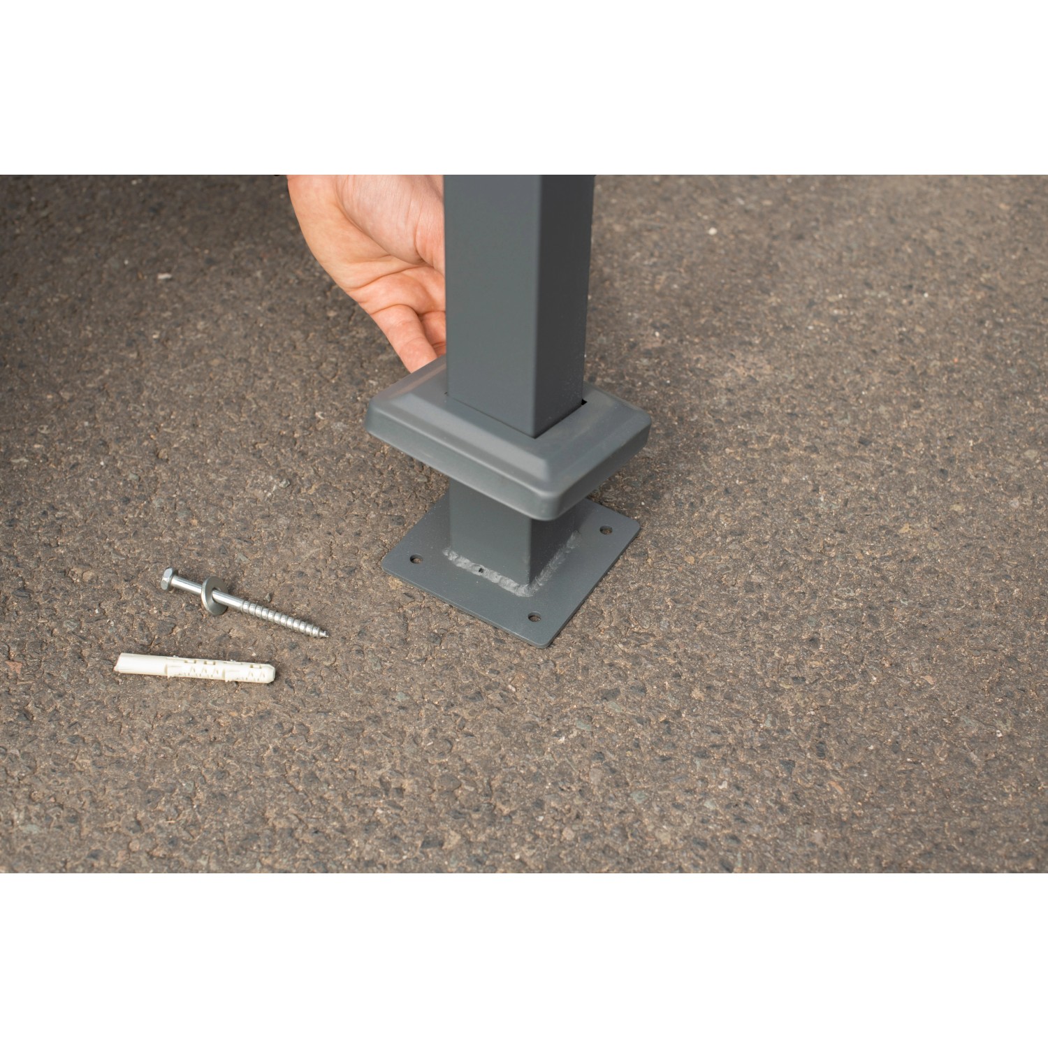 Detailaufnahme der Bodenbefestigung der Westmann Mülltonnenverkleidung Planum.