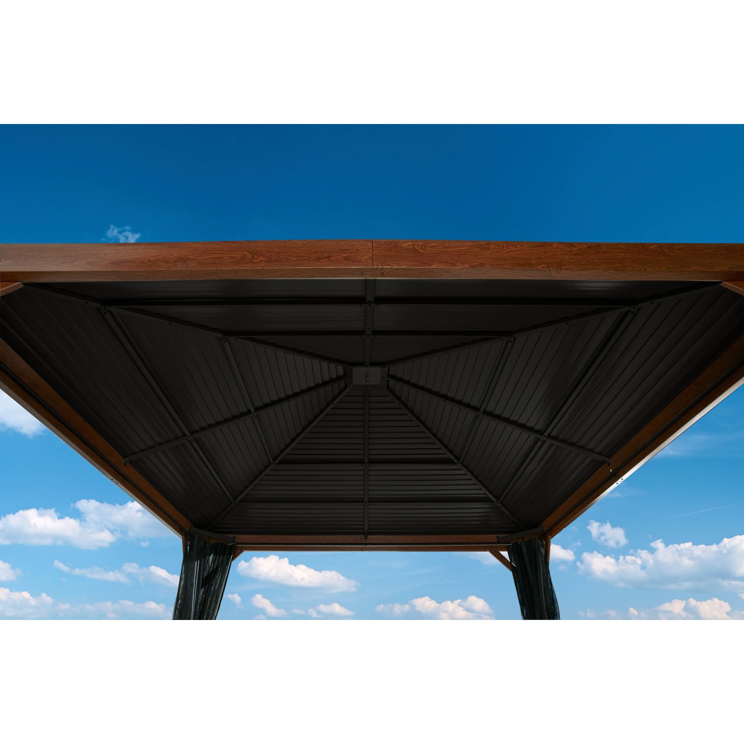 Innenansicht des Sojag Pavillon Valencia 363 cm x 363 cm Holz mit Holzoptik und Moskitonetzen.