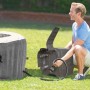 Intex Greywood Deluxe Whirlpool (Ø 216 cm) mit Pumpe und Bedienelement im Garten.