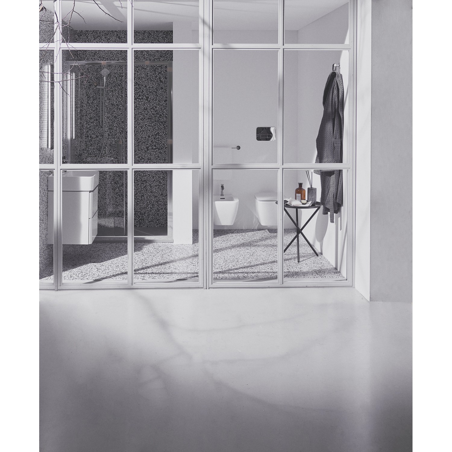 Modernes Bad mit Ideal Standard Waschtischarmatur Cerafine D H80 Chrom hinter Glaswand.