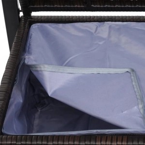 Detailaufnahme: Staufach der braunen Poly-Rattan Sitzbank mit wasserabweisendem Bezug.