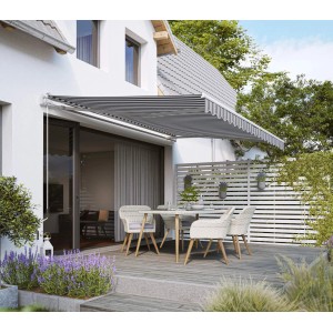 Ausgefahrene Gelenkarmmarkise Aventura 3x2m Grau-Weiß über einer Terrasse mit Tisch und Stühlen.