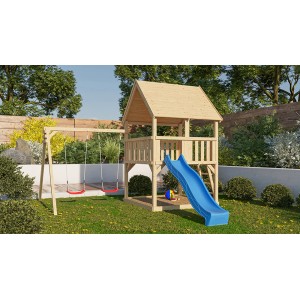 Karibu Spielturm Luis mit Doppelschaukel und blauer Rutsche im Garten.