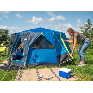 Campingaz Kühlbox (4,7l) in Blau-Weiß neben Zelt auf Campingplatz.
