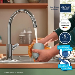 Grohe QuickFix Start Edge Einhand-Spültischbatterie in Chrom mit hohem Auslauf beim Befüllen einer Tasse.