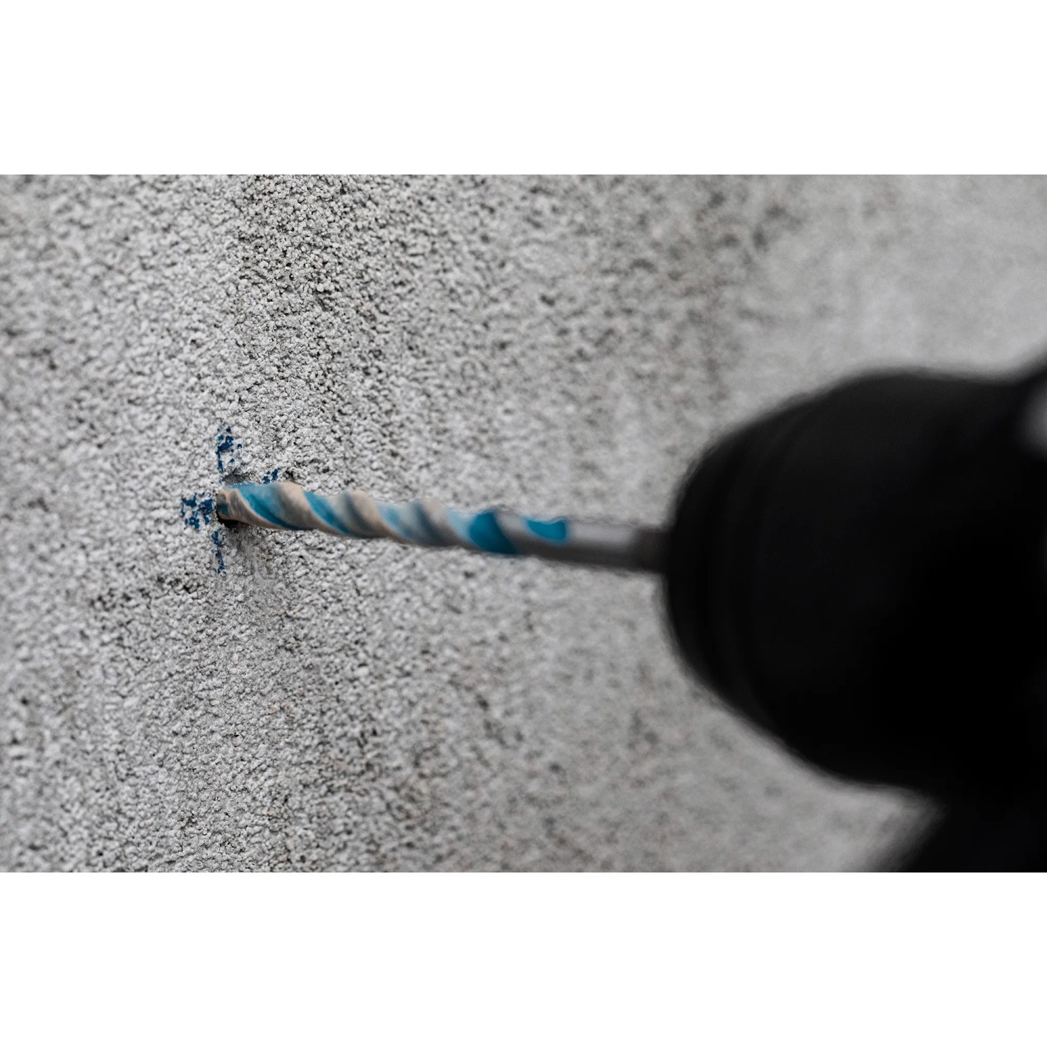 Bosch Expert Multi Construction Bohrer CYL-9 bohrt Loch in Betonwand.