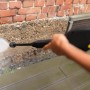 Kärcher Hochdruckreiniger K Silent in Aktion: Reinigung einer Terrasse mit Wasserdruck.