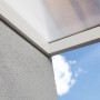 Detailansicht: Weiße Terrassenüberdachung Garda aus Aluminium mit Polycarbonat-Dach.