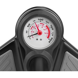 Detailaufnahme Manometer der Standpumpe zum Aufpumpen von Fahrradreifen.