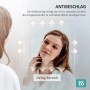 Emke LED Badspiegel: Frau blickt in den klaren Anti-Beschlag Bereich. Der Spiegel ist außen beschlagen.