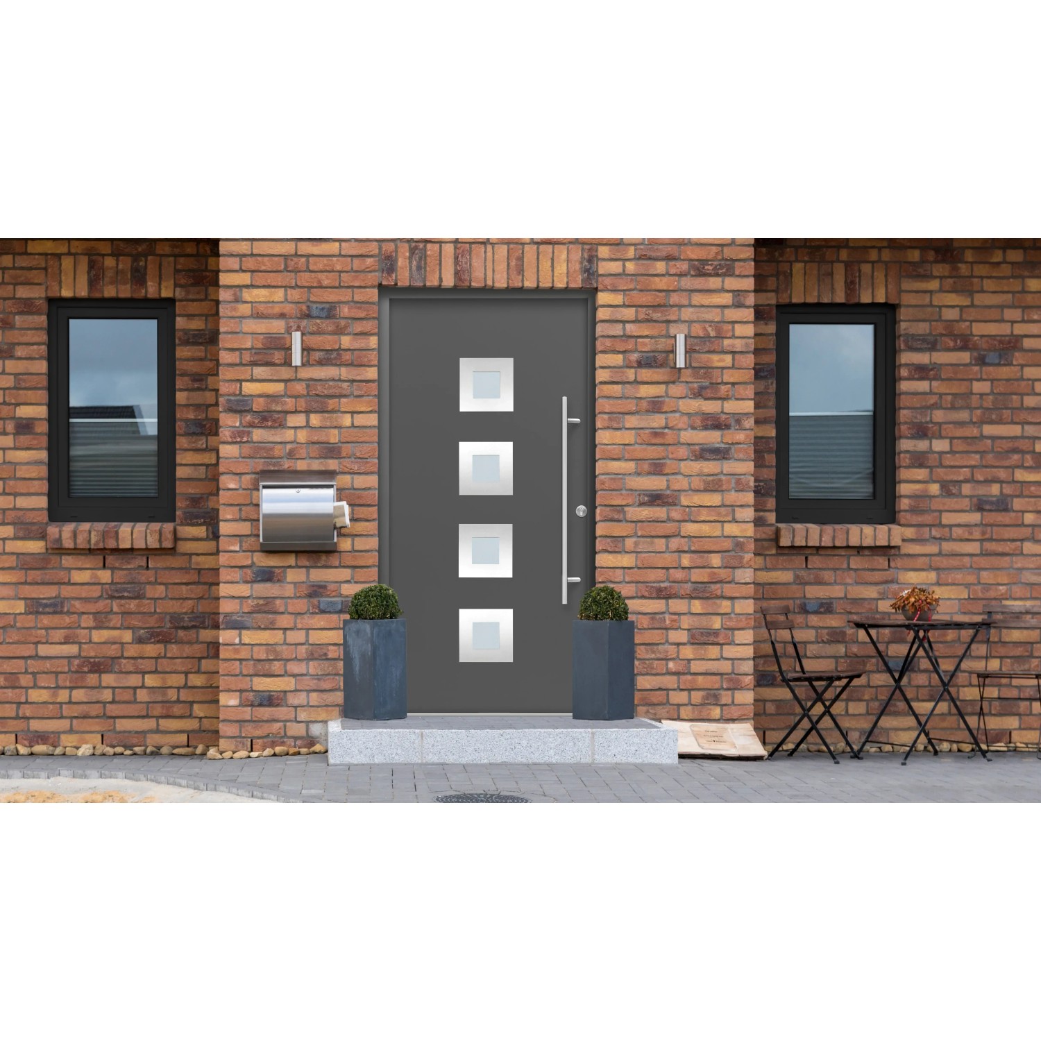 Moderne anthrazitfarbene Haustür Thermospace Wien Prime mit Edelstahlgriff und quadratischen Glaseinsätzen.