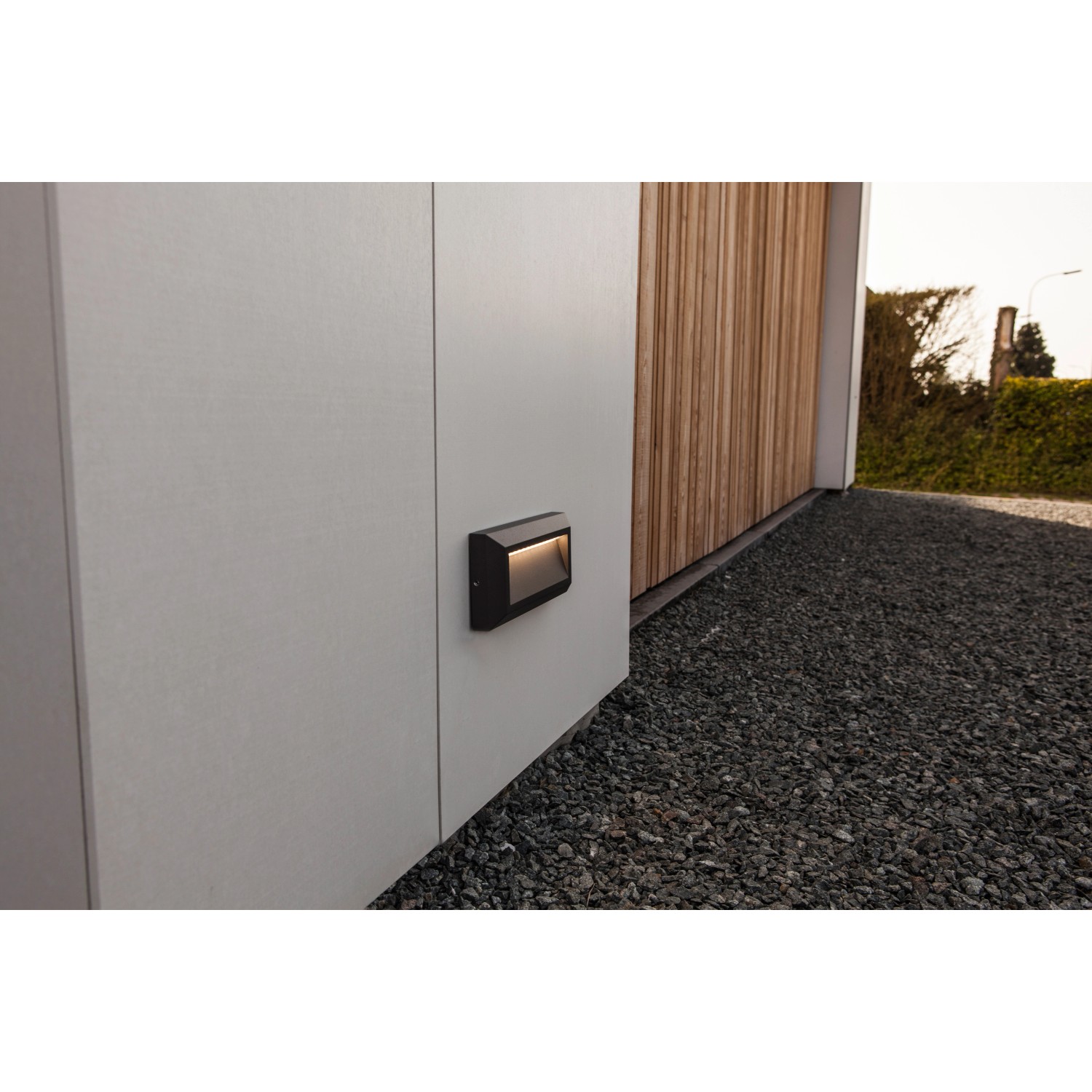 Lutec LED Orientierungslicht Helena, indirektes Licht, montiert an einer weißen Wand im Außenbereich.