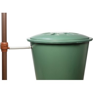 Brauner Garantia Füllautomat Mini DN 50-60 an einer grünen Regentonne.