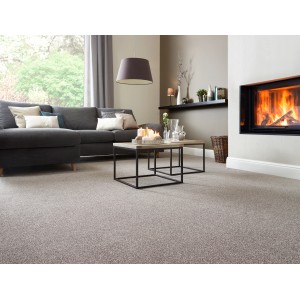 Andiamo Teppichboden Amsterdam braun-beige, Meterware in Wohnzimmer mit Kamin und Couch.