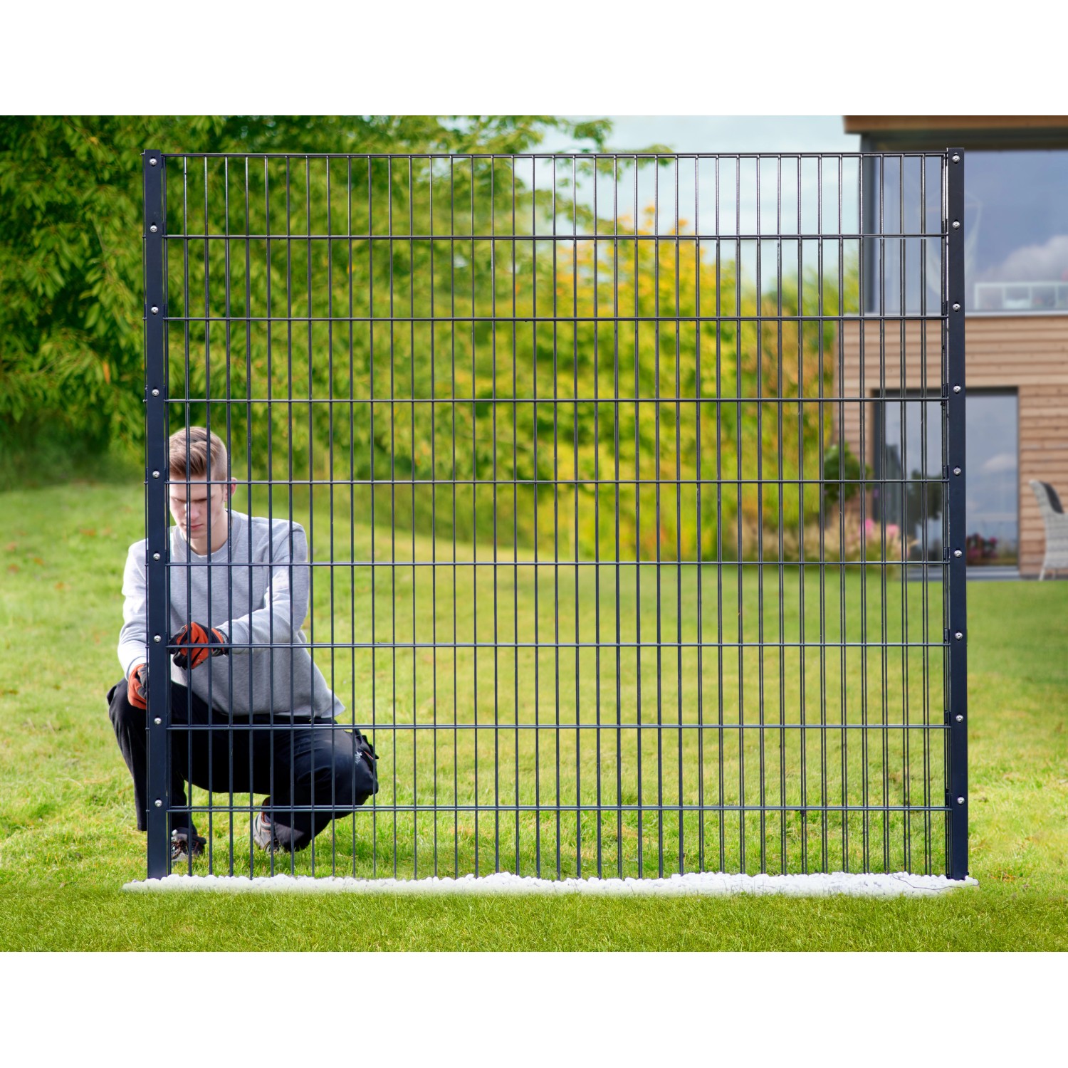 Floraworld Zaungabione Basis-Set anthrazit, zum Einbetonieren, mit Mann im Garten.