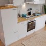 Respekta Küchenzeile KB270WW, 270 cm, Weiß mit Nussbaum Arbeitsplatte und Elektrogeräten.