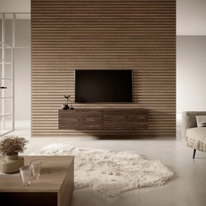 Selsey TV-Hängeboard Bisira 140 cm in Nussbaum Holzoptik, grifflos, schwebend im modernen Wohnzimmer.