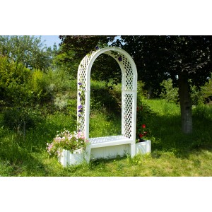 Weiße Gartenbank Brüssel mit Rundbogen und Pflanzkästen im Garten.