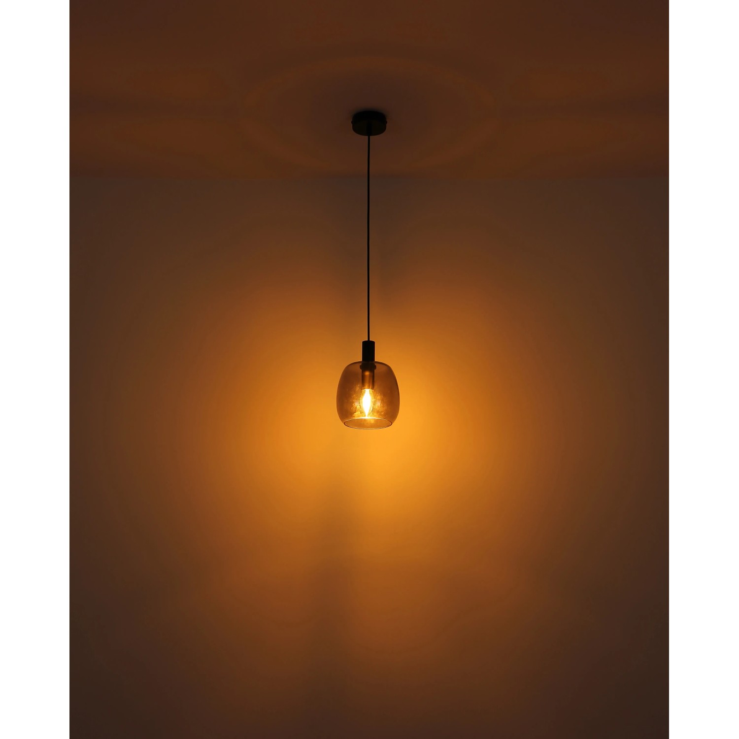 Globo Pendelleuchte, 4-flammig, schwarz matt mit rauchfarbenen Glasschirmen.