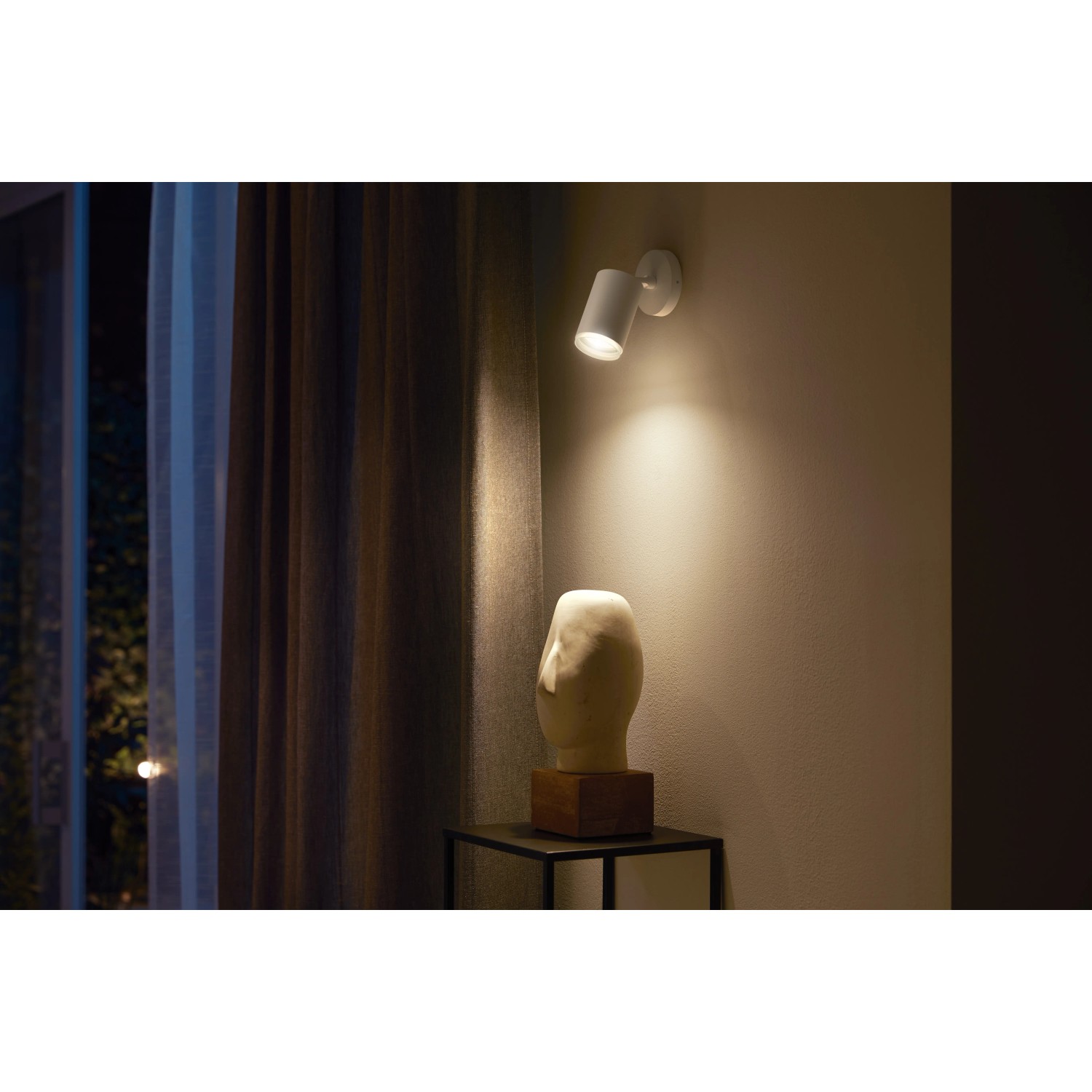Philips Hue Fugato LED-Spot, 1-flammig, Weiß, mit warmweißem Licht im Wohnraum.