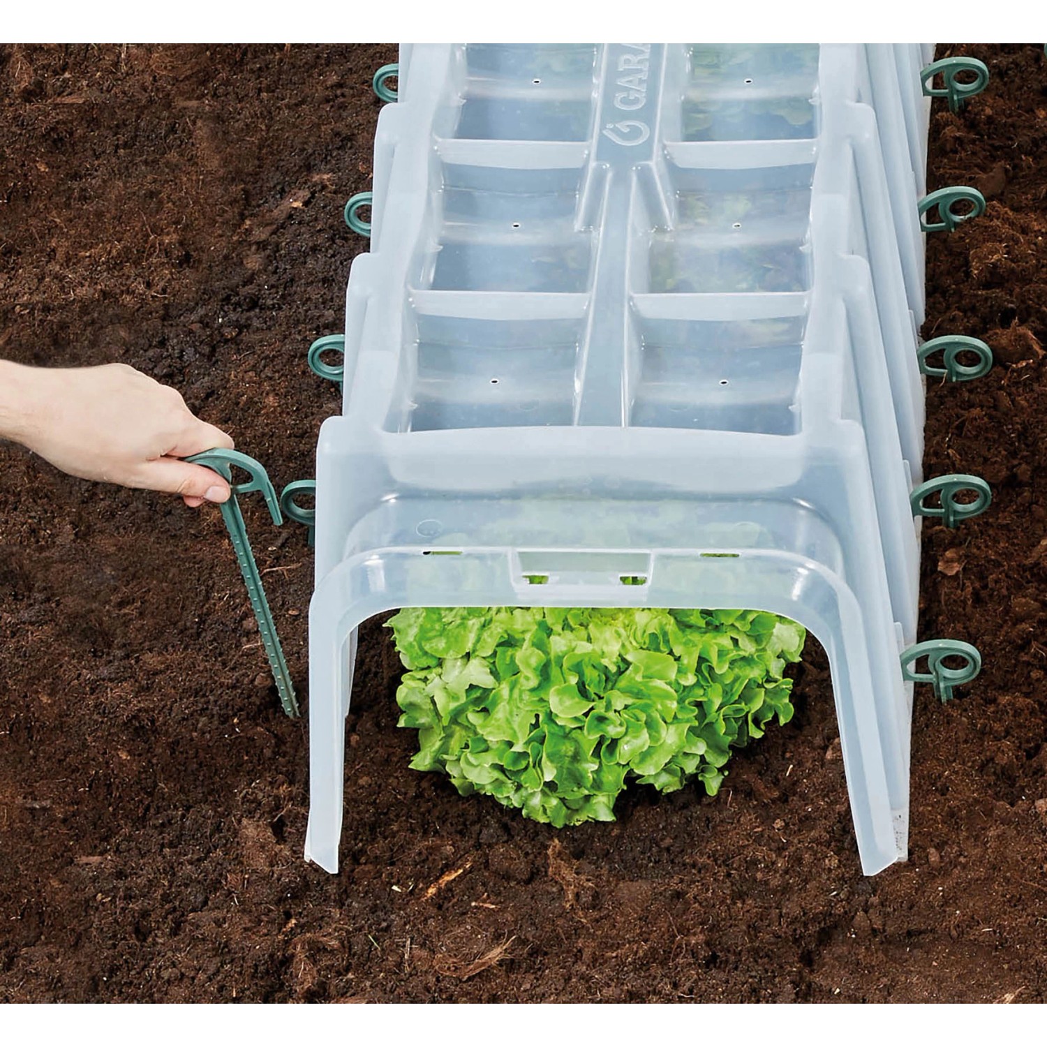 Garantia Bodenanker-Set zur Fixierung des Sunny Pflanztunnels im Gartenboden.