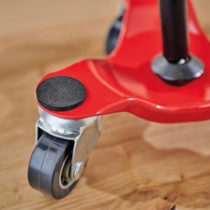 Detailaufnahme: Rote Wagner Transporthilfe mit Softlenkrolle und Anti-Rutsch-Pad.