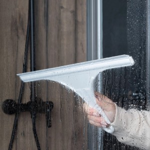 Weißer Schulte Glaswischer in Anwendung zum Reinigen einer Duschkabine.