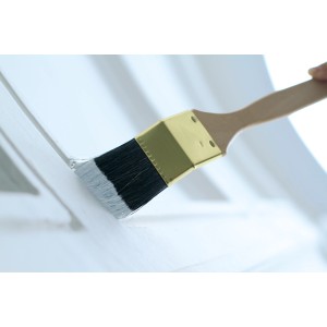 LUX Eckenpinsel 35 mm beim Streichen einer weißen Ecke. Pinsel mit Chinaborsten und Holzstiel.