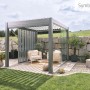 Moderne Biohort Pergola 5,5x3m in Quarz-Silber mit Lamellendach und Sitzgruppe im Garten.