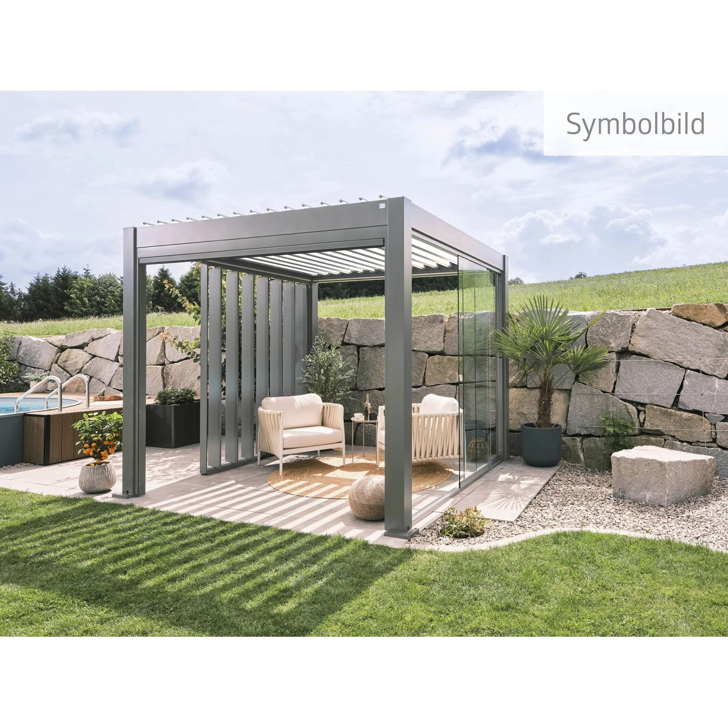 Moderne Biohort Pergola 5,5x3m in Quarz-Silber mit Lamellendach und Sitzgruppe im Garten.