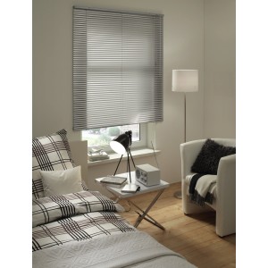 Gardinia Aluminium Jalousie, 80x240 cm, silber, im Wohnraum am Fenster.