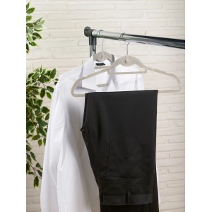 Zwei beflockte Kleiderbügel mit Hemd und Hose am Kleiderständer. Textile Aufbewahrung.