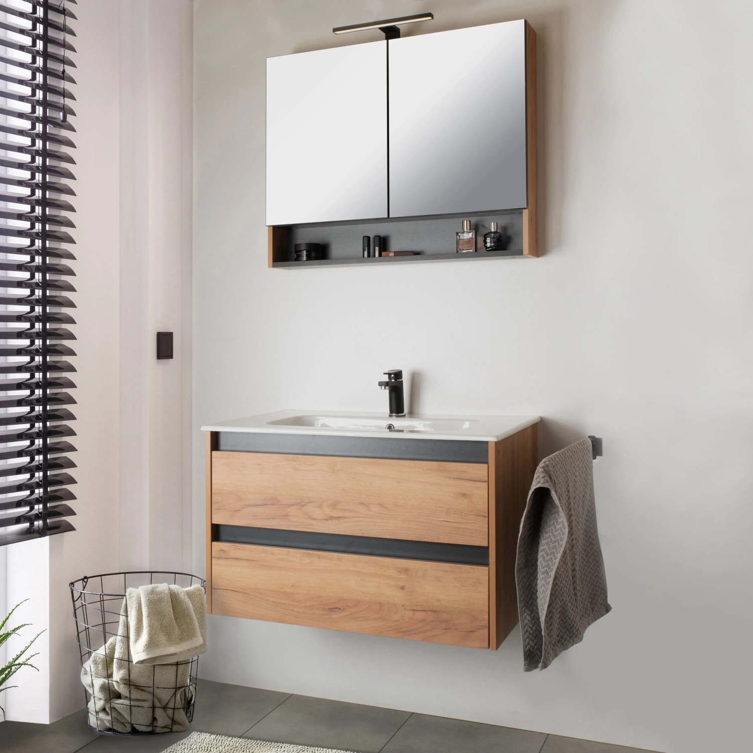 Badmöbel-Set Cleo, Holzoptik/Anthrazit, 80 cm, 3-teilig: Waschbecken, Unterschrank, Spiegelschrank mit LED-Leuchte.