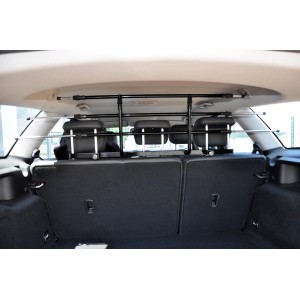 Kofferraum-Trenngitter Walky Guard Plus im Auto montiert, zur Sicherung von Hunden und Ladung.