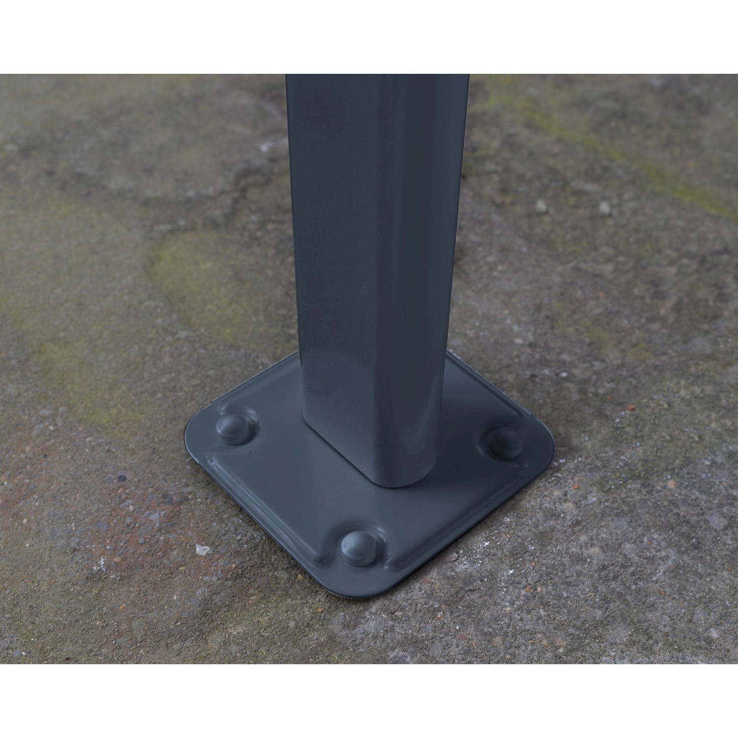 Detailaufnahme: Graue Bodenbefestigung eines Palram Terrassendachs Sierra.