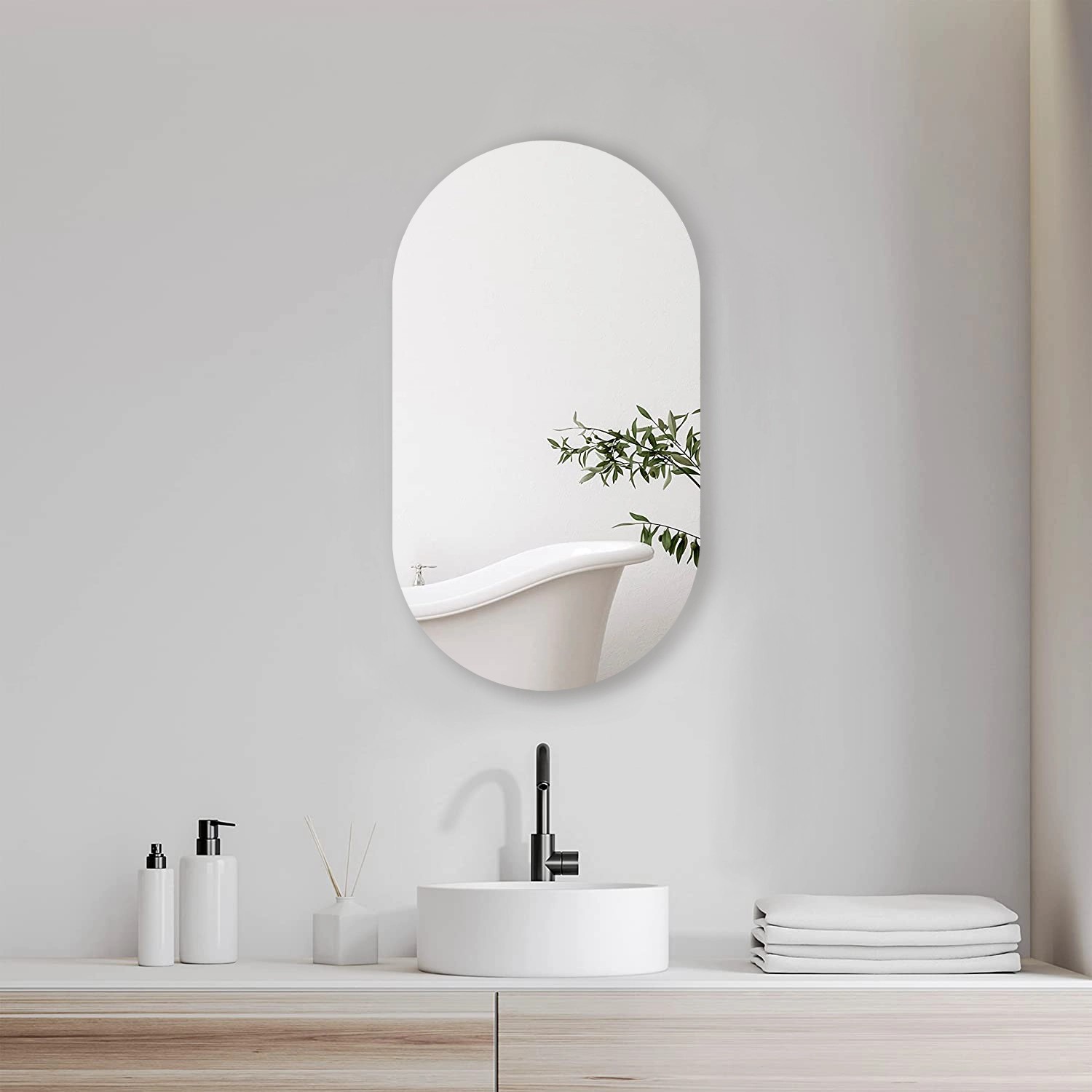 DSK Designspiegel Silver Pico, 50x90 cm, im Badezimmer mit Waschtisch und Badewanne.