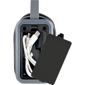 Schwaiger Ladeadapter mit offenem Kabelfach, weißen USB-C/Micro-USB Kabeln und schwarzer Abdeckung. Kompaktes Handy-Zubehör.